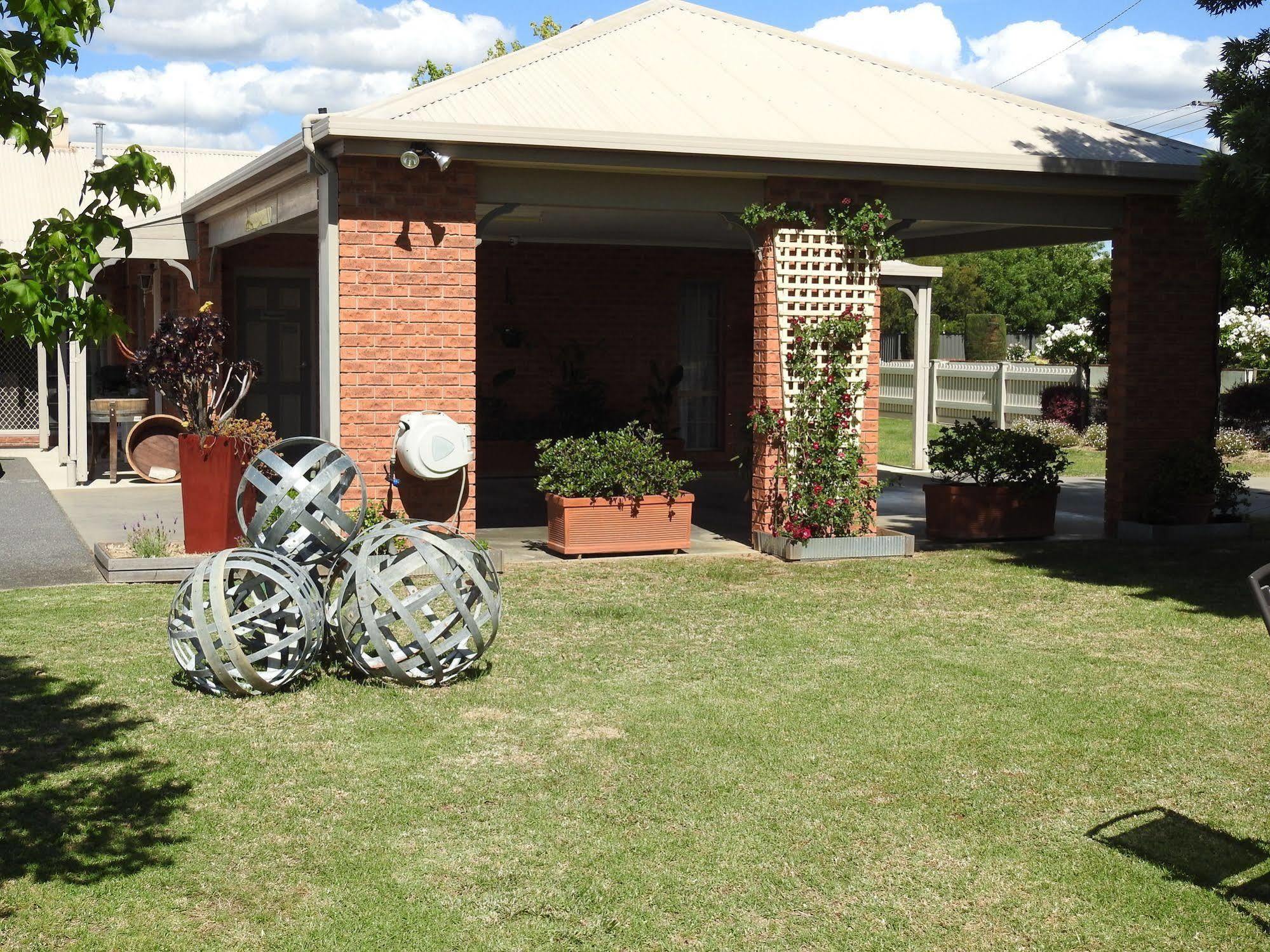 Wine Village Motor Inn Rutherglen Exterior photo